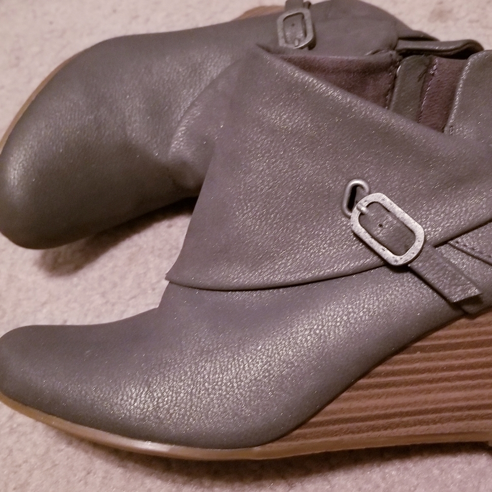 Blowfish Malibu Buckle Wrap Wedge  Sz 7.